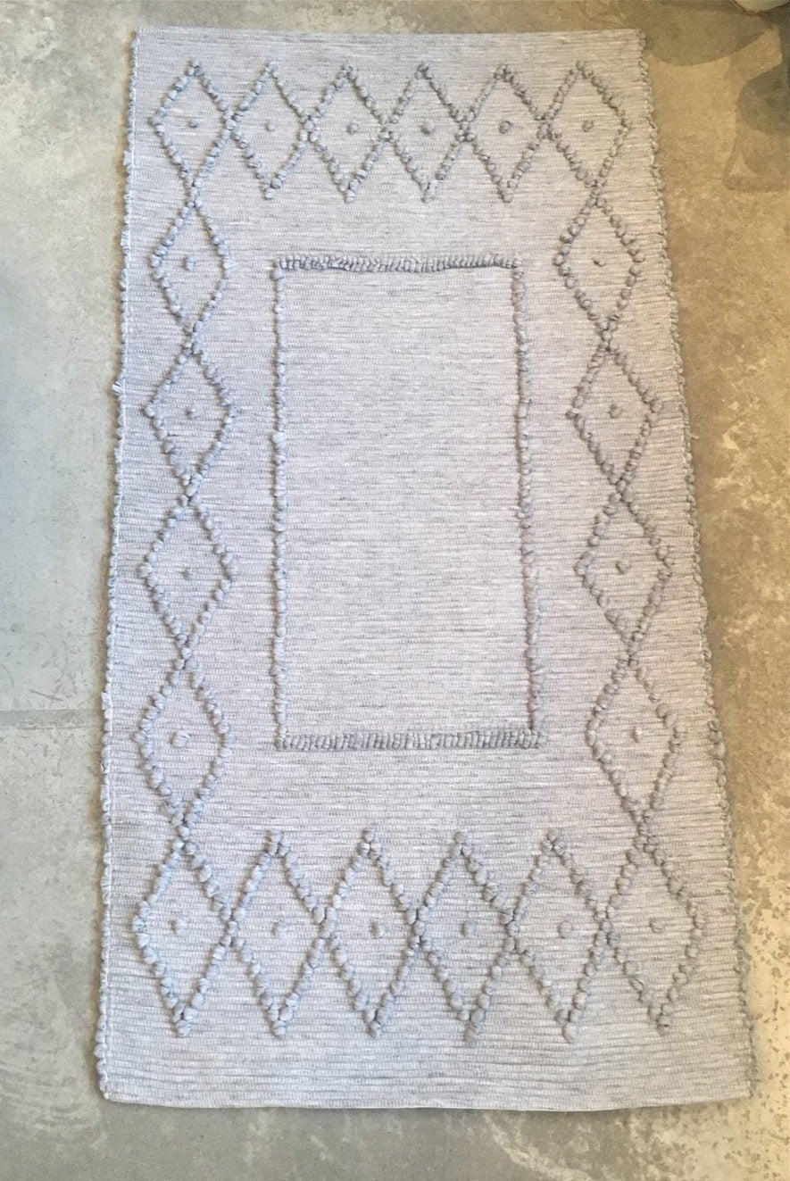 Traditional Pulled Rug - 2.5' X 4.5' - Various Colours